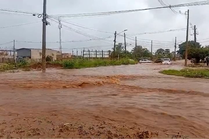 rua-los-angeles-alagada-chuva