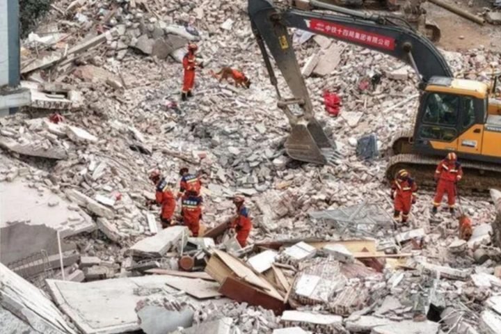 O abalo causou o desabamento de 13 edifícios. (Foto: Reprodução/ X)