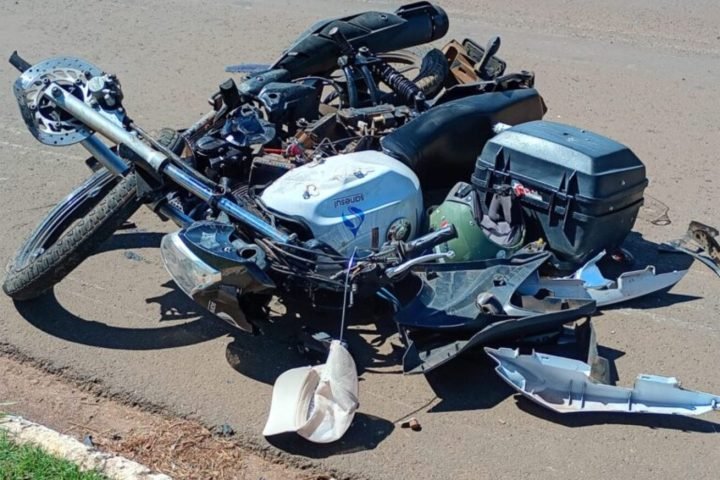 Foto: Moto da vítima ficou destruída (Chapadense News)