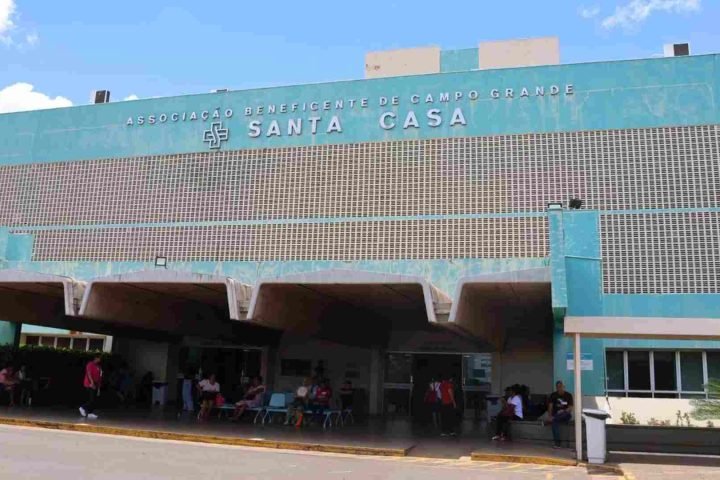 Vítima foi socorrida para a Santa Casa de Campo Grande. — Foto: Vítima foi socor