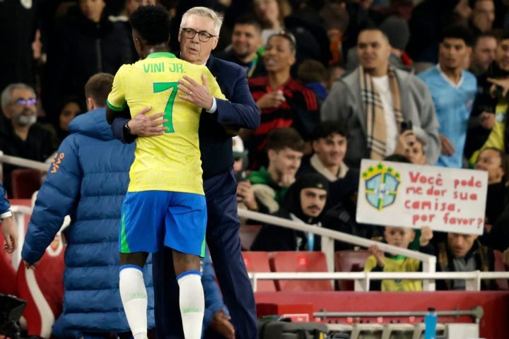Vini Jr abraça Carlo Ancelotti durante o amistoso entre Brasil e Senegal — Foto: