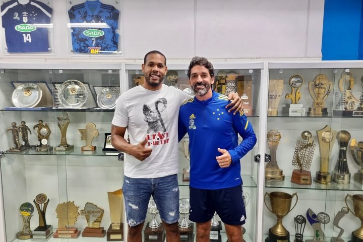 Leal se reencontrou com Filipe, ex-companheiro de quadra e atual treinador do Cr