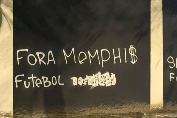 torcida-picha-muros-do-corinthians-e-pede-saida-de-memphis-apos-eliminacao-na-libertadores
