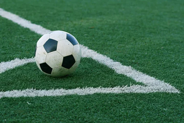 tradicao-de-homens-jogarem-futebol-de-vestido-e-proibida-por-autoridades-na-indonesia