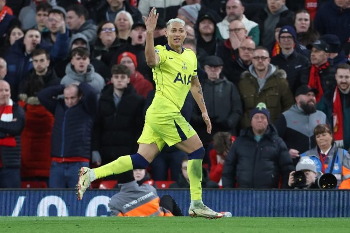 vasco-aproveita-cenario-no-tottenham-e-volta-a-tentar-richarlison