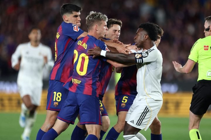 Jogadores do Barcelona comemoram gol contra o Real Madrid. — Foto: Jogadores do