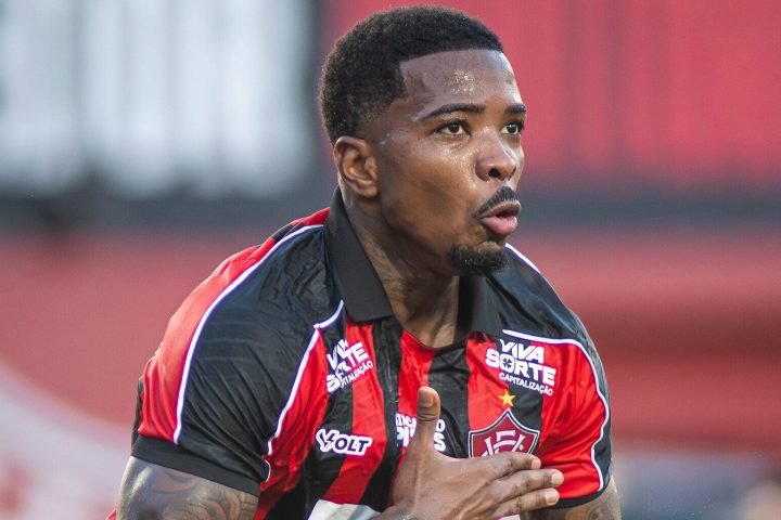vitoria-escala-caca-contra-o-corinthians-e-tera-de-pagar-multa-contratual