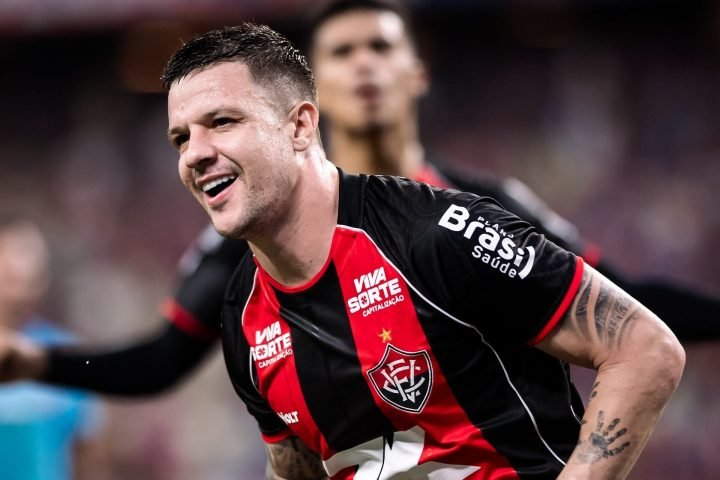 Renato Kayser comemora gol do Vitória sobre o Fortaleza pela final da Copa do No